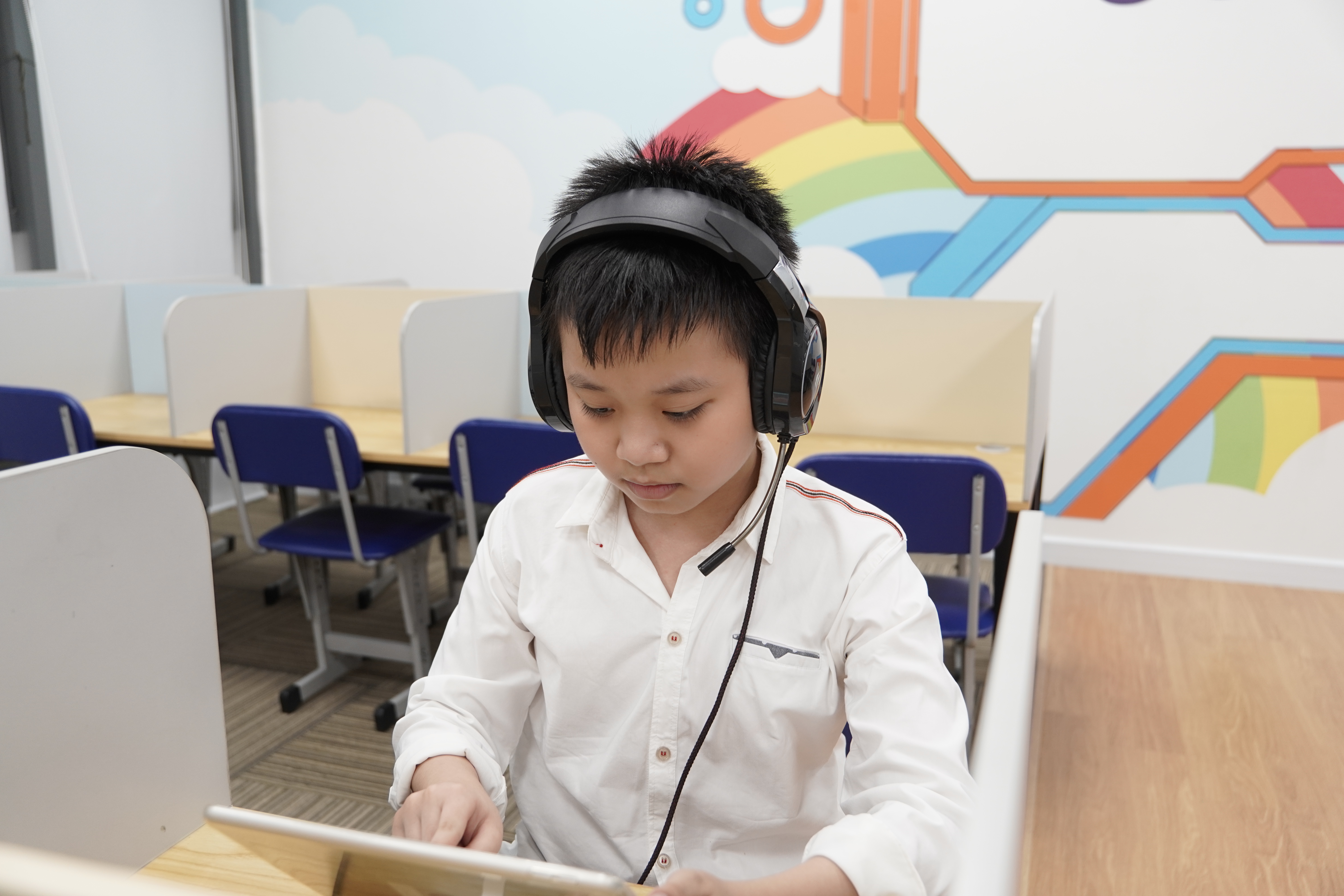 Em Linh Quang Liêm, học sinh lớp 5 Trường Tiểu học Hoàng Liệt, là một trong những trường hợp được gia đình ghi nhận sự thay đổi rõ rệt khi học tại Rino Edu. 