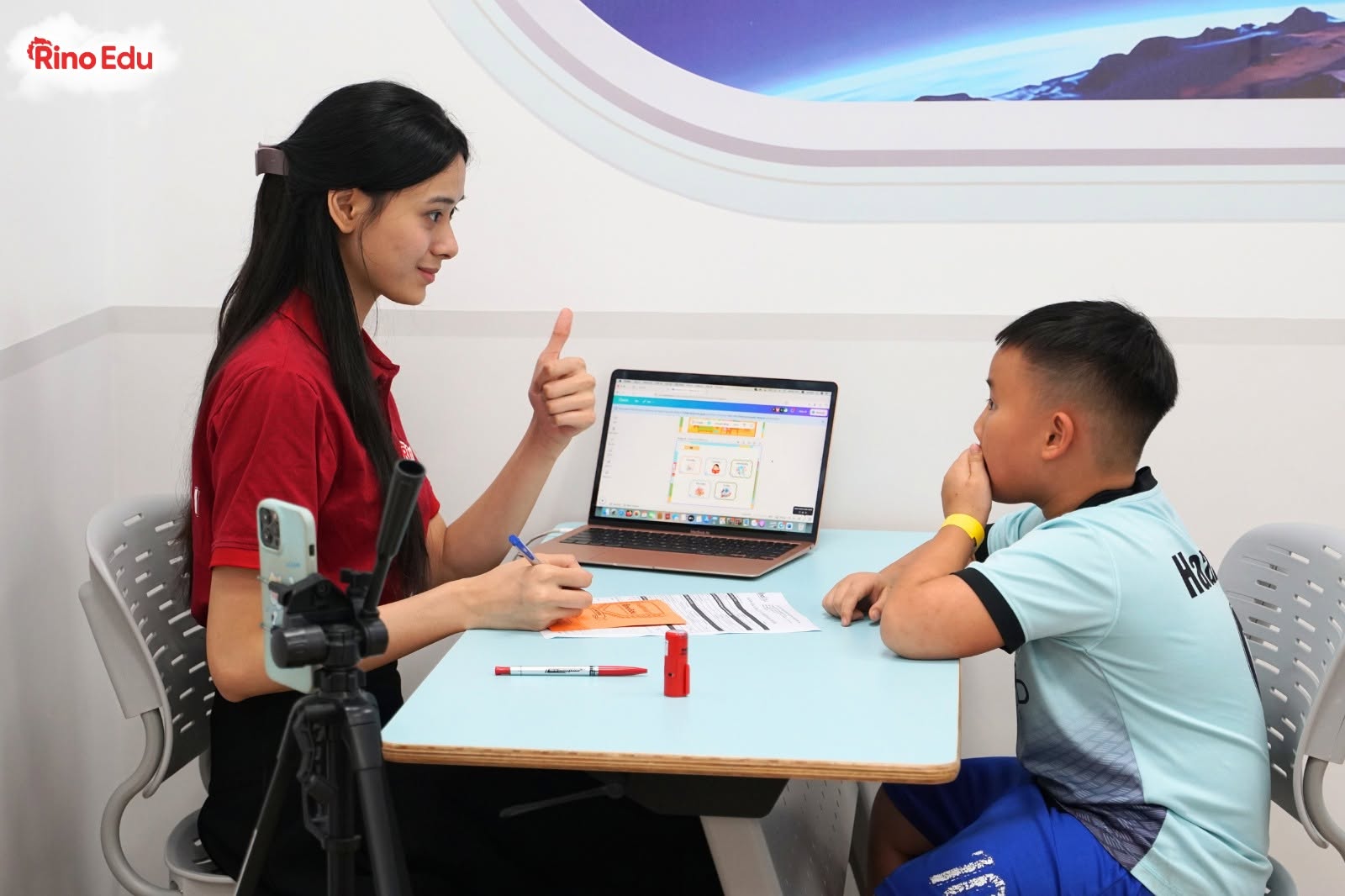 Giáo viên Rino English gợi mở và theo sát từng lượt trao đổi, giúp học sinh nhút nhát bớt e dè và dám trả lời bằng Tiếng Anh.