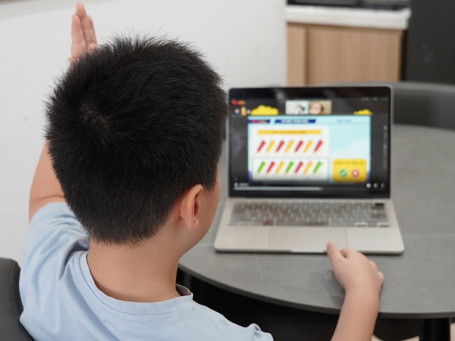 Phụ huynh Rino Edu theo dõi con tiến bộ qua từng tuần